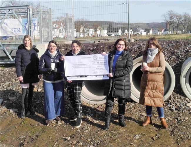 Wärme schenken im Ahrtal V.li. Michaela Wolf, Vorstandsmitglied Kinderschutzbund, Verena Wiedenhues, Schatzmeisterin SI Club Koblenz, Ulrike Ring-Scheel, Vorsitzende des Kinderschutzbund Kreisverband Ahrweiler, Dororthea Wagner, Präsidentin SI Club Koblenz, Anja-Maria Fischer, SI Club Koblenz. Quelle: Soroptimist International Club Koblenz
