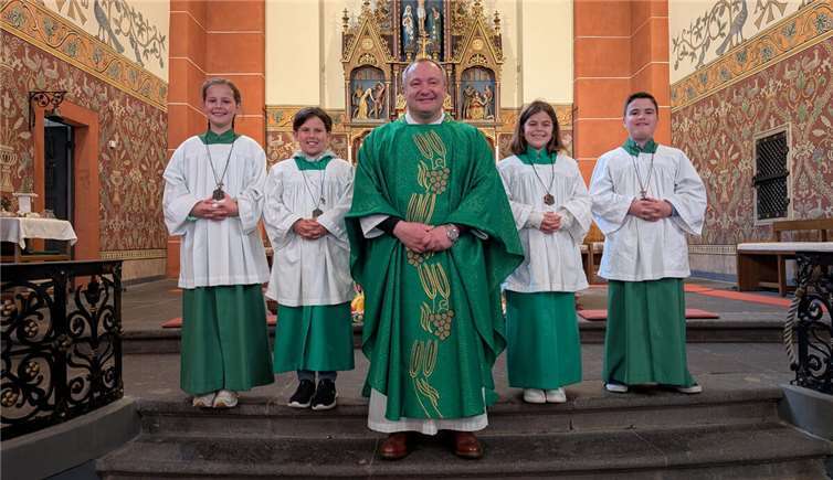 V.li. Mila Risser, Charlotte Brohl, Kooperator Konrad Lisowski, Charlotte Timm und Jonathan Pilcher.  Foto: Pfarrei St. Lubentius Ochtendung
