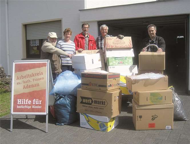 V.li. Mitarbeiter des Friedensdorfes Oberhausen, Bernadette Romes, Werner Schäfer, Horst Sand, Mitarbeiter des Friedensdorfes. privat