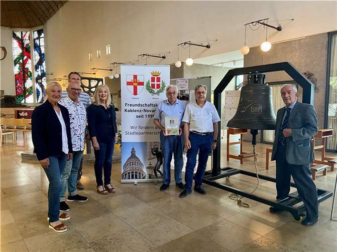 V.li. Monika Sauer, Herbert Bocklet (beide Vorstand Freundeskreis Koblenz-Novara), Jürgen Karbach, Leiter des Kultur- und Schulverwaltungsamts, PD Dr. Margit Theis-Scholz, Dezernentin für Bildung und Kultur, Wolfgang und Rüdiger Brennig (beide Vorstand Freundeskreis Koblenz-Novara), Vito Contento, Vorsitzender des Freundeskreis oblenz-Novara. Foto: Stadtverwaltung