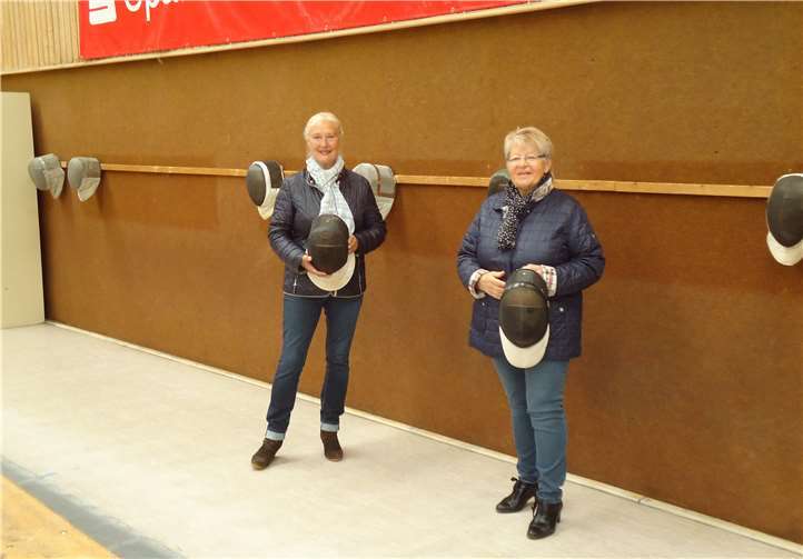 V.li. Monika Sauer und Anne Schumann-Dreyer in der Fechthalle.Quelle: CDU-Ratsfraktion