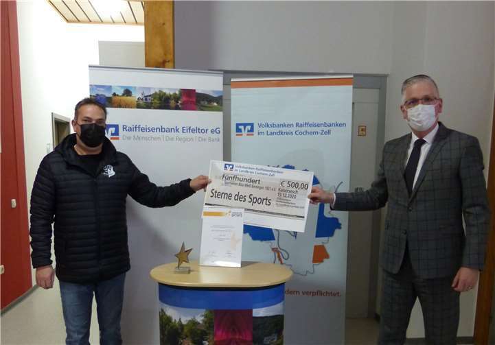 V.li. Mono vom SV Binningen und Thomas Welter von der Raiffeisenbank Eifeltor.