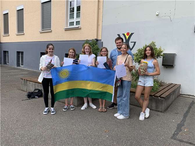 V.li. Nahia Rodriguez, Johanna Schula, Lina Günzel, Paula Specht, Herr Fischer, Lisanne Stein und Greta Ende, alle aus der 7.4. Quelle: Hilda-Gymnasium Koblenz