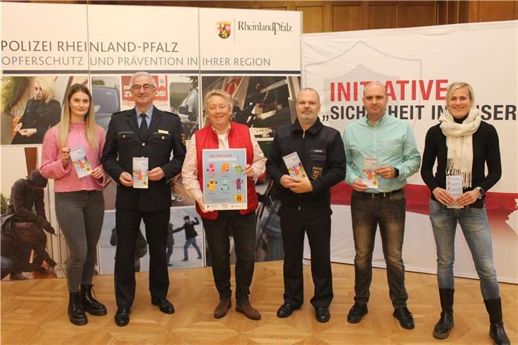 V.li. Natalie Bleser (Initiative Sicherheit in unserer Stadt), Polizeivizepräsident Jürgen Süs, Bürgermeisterin Ulrike Mohrs, Ralf Thomas (Sachgebiet Zentrale Prävention des Polizeipräsidiums Koblenz), Markus Schmitt (Stellv. Amtleiter des Ordnungsamtes) und Jasmin Alt (Sachgebiet Zentrale Prävention des Polizeipräsidiums Koblenz). Foto: Stadt Koblenz/T. Knaak