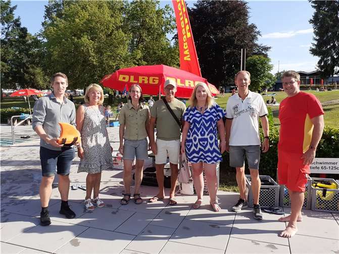 V.li. Niclas Schell, Rita Höppner, Carmen Carduck, Jürgen Walbröl, Herta Lauer, Andreas Köpping (alle CDU-Stadtverband) und Kevin Wassong (Vorsitzender DLRG-Ortsgruppe Remagen). Foto: CDU Remagen