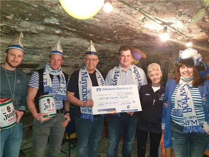 V.li. Niklas Görres, Daniel Görres (beide Vorstand NFM), 1. Vorsitzender KG Bielstein eV Michael Röser, Dominik Kalt (1. Vorsitzender KG NFM) , Heide Becher (KG Bielstein) & Gertrud Wiemer (Kassiererin NFM). Foto: privat