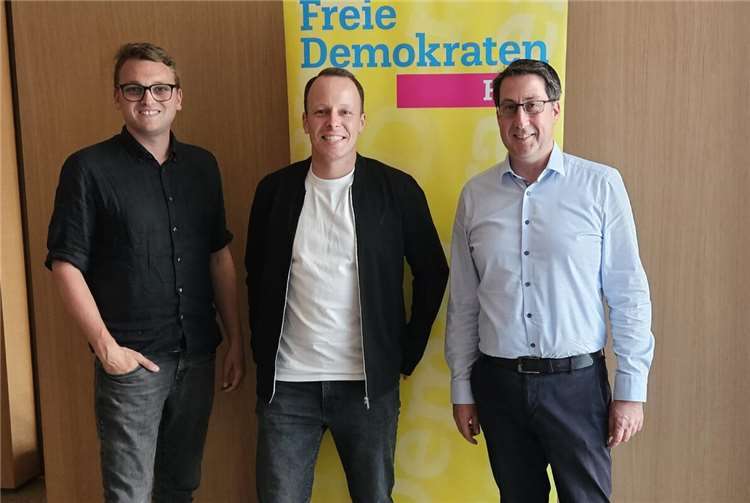 Carsten Kasper ist FDP-Landtagsdirektkandidat V.li. Niklas Richter, Carsten Kasper und Jürgen Hoffmann. Fotos: Erich Josef Menten