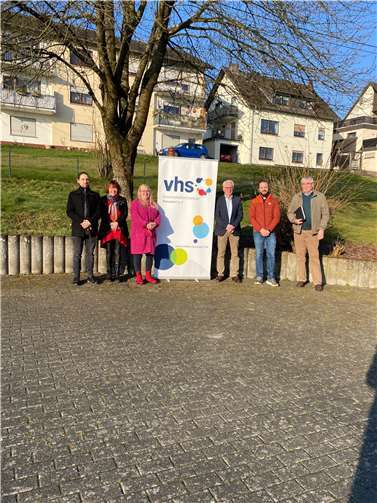 V.li. Nils Kranke (kvhs Neuwied), Marga Meilen-Hoppen (Kursleiterin), Ingrid Ulferts (Kursleiterin), Volker Mendel (VG-Bürgermeister Puderbach), Marcel Rieck (kath. Kirche Dierdorf / Puderbach), Walter Ertelt (kath. Kirche Dierdorf / Puderbach). Quelle: KreisVolkshochschule Neuwied e.V.