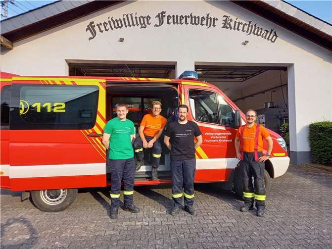 V.li. Noah, Markus, Sebastian und Pascal freuen sich über den Umbau des Mannschaftstransportfahrzeuges. Quelle: Westenergie AG