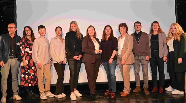 Digitale Lebenswelten - wie soziale Medien Schule und Familie verändern V.li. Norbert Heck, Julia Feistel, Mathies Schuch, Elisabeth Löwen (alle DKSB Koblenz), Silke Müller, Ministerin Katharina Binz, Claudia Strunk (1. Vorsitzende DKSB Koblenz), Anke Jorzig (Geschäftsführerin DKSB Koblenz), Johann von Hilchen (Kreis Mayen-Koblenz), Sabine Schmengler (Stadt Koblenz), Annette Richert (DKSB Koblenz). Foto: Peter Seydel