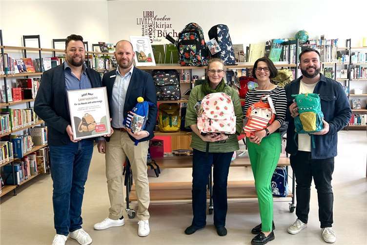 V.li. OB Lennart Siefert, Christian Eisenhaut von der Naspa, das Büchereiteam Heike Handlos und Silvia Rüdell sowie Fachbereichsleiter Hannes Mager bei der Vorstellung der Rucksäcke. Foto: Mira Bind / Stadtverwaltung Lahnstein