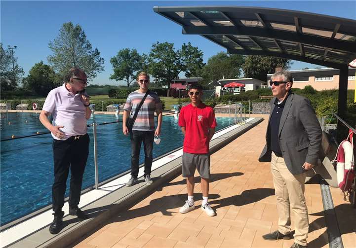 V.li. Oberbürgermeister Achim Hütten, Stellv. Bauamtsleiter Markus Umbscheiden, Freibad-Azubi Felipe Treppmann und Bürgermeister Claus Peitz begutachten das herausgeputzte Freibad.Foto: Stadt Andernach