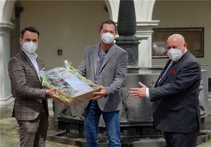 V.li. Oberbürgermeister David Langner, Stadtmitarbeiter, Ersthelfer Roland Schiep und DRK-Präsident Leo Biewer.Foto: DRK-Mittelrhein