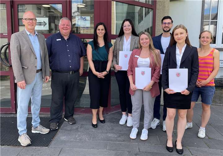V.li. Oberbürgermeister Dirk Meid, Personalratsvorsitzender Wolfgang Goeken, Büroleiterin Jasmin Alter, Sabrina Retterath, Isabell Verhagen, Mohamad Al Emam. Emelie Hill und Gleichstellungsbeauftragte Dr. Ina Rüber-Teke. Foto: Janine Pitzen/Stadt Mayen