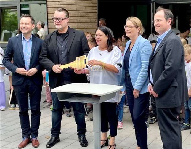 V.li. Oberbürgermeister Langner, Architekt Ternes, Schulleiterin Schmidt-Dehe, Bildungsministerin Hubig und Kulturdezernent Schneider. Foto: Stadt Koblenz/Kim Köhler