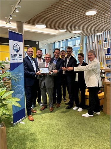 V.li. Oberbürgermeister von Andernach Christian Greiner, Bürgermeister von Bendorf Christoph Mohr, Bürgermeister der VG Vallendar Adolf T. Schneider, Bürgermeister der VG Weißenthurm Thomas Przybylla, ADAC Mittelrhein e.V. Leitung Mobilität und Umwelt Christian Schmidt, Bürgermeister der VG Montabaur Dr. Hans Ulrich Richter-Hopprich, Geschäftsführerin ADAC Mittelrhein e.V. Deborah Groß, Vorsitzender ADAC Mittelrhein e.V. Rudi Speich. Foto: VG Weißenthurm/ Kim Lachmann