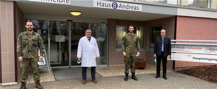 V.li. Oberfeldwebel Jan Bell, Dr. Guido Ketter, den Ärztlichen Direktor der BDH-Klinik Vallendar, Oberleutnant Alexander Junge und Thomas von Kessel, den Geschäftsführer der BDH-Klinik Vallendar, vor dem Eingang der Klinik.Foto: BDH-Klinik Vallendar