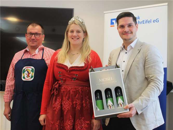V.li. Oberrazejung Guido Ackermann, Jessica I. und Ehrenrazejung Sören Schlich.  Foto: D.Möhring