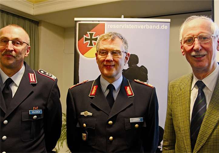Die Streitkräftebasis ist fähigkeitsorientiert V.li. Oberst i.G. Michael Volkmer (im neuen FüUstg Kdo in der Hauptstraße Bad Neuenahr), Referent: Generalmajor Peter Bohrer und Sektionsleiter GfW Gerd-Heinz Haverbusch. privat