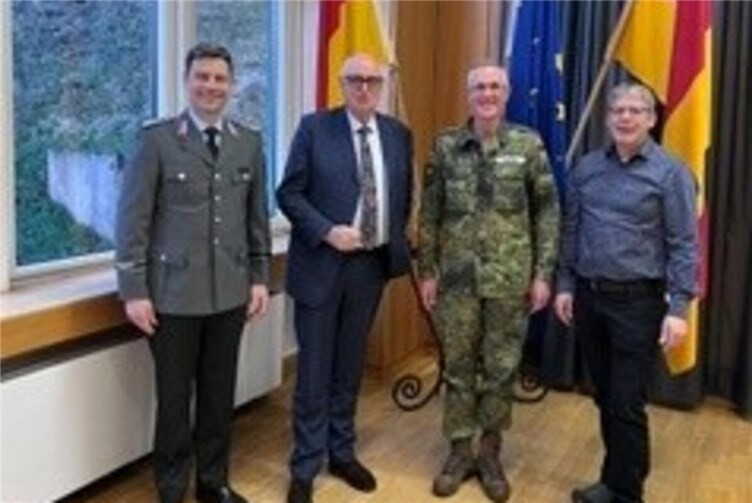 V.li. Oberst im Generalstab Olaf Bölting; Hans-Jörg Assenmacher; Oberstleutnant Michael Peter; Regierungsdirektor Wolfgang Haager.