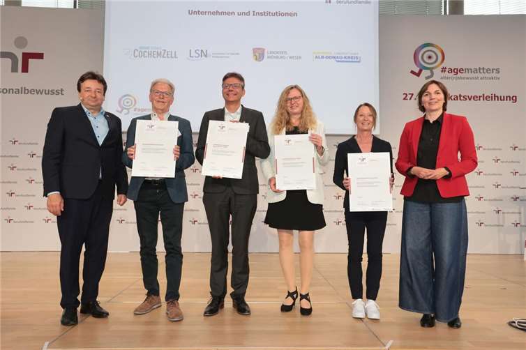 V.li. Oliver Schmitz (Geschäftsführer berufundfamilie GmbH), Hans-Joachim Mons (EKB Landkreis Cochem-Zell), Landesamt für Statistik Niedersachsen (LSN), Landkreis Nienburg / Weser, Landratsamt Alb-Donau-Kreis, Parlamentarische Staatssekretärin Mareike Wulf. Foto: Jens Schicke/ berufundfamilie Service GmbH
