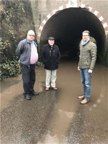 V.li. Ortsberatsmitglied Karl-Heinz Esch, Jürgen Hunsdorf und Stadtrat Henning Wirges. Foto: privat