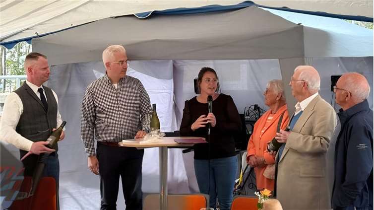 V.li. Ortsbürgermeister Benedikt Knoche, Verbandsbürgermeister Dominik Gieler, 1. Vorsitzende Eva Hermann, Ehepaar Schmitz und Berthold Phiesel bei der Begrüßung der Gäste. Foto: Dorfgemeinschaft Berg e.V.