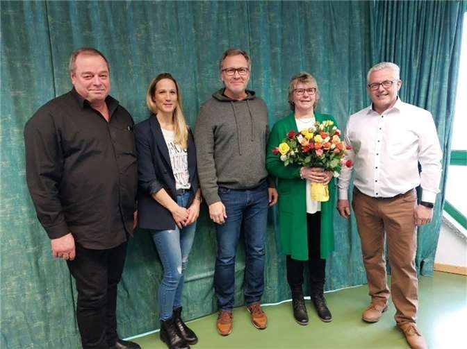 V.li. Ortsbürgermeister Günter Urwer, Kita-Leiterin Katrin Bonenberger, Ortsbürgermeister Alois Knieper, Anneliese Schaden und Bürgermeister Albert Jung. Fotos: Verbandsgemeinde Kaisersesch