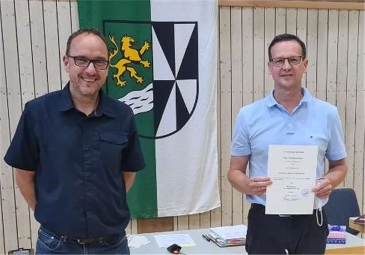 V.li. Ortsbürgermeister Johannes Liesenfeld mit dem neuen Beigeordneten Andreas Schrader.Foto: Christian Weber