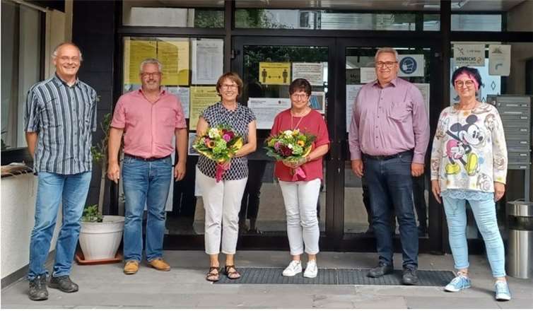 V.li. Ortsbürgermeister Marcus Cortnum (Ortsgemeinde Dünfus), Bürgermeister Albert Jung (Verbandsgemeinde Kaisersesch), Kümmerin Maria Hermes, Kümmerin Helga Becker, Fachbereichsleiter Norbert Fuhrmann (Verbandsgemeinde Kaisersesch) und Marion Klein (Verbandsgemeinde Kaisersesch).Foto: Verbandsgemeinde Kaisersesch