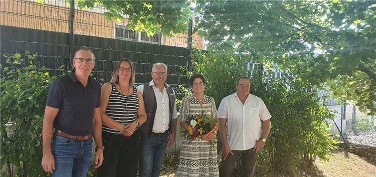 V.li. Ortsbürgermeister Uwe Theobald, Daniela Krämer-Schnell, Bürgermeister Albert Jung, Iris Grade und Ortsbürgermeister Günter Urwer.