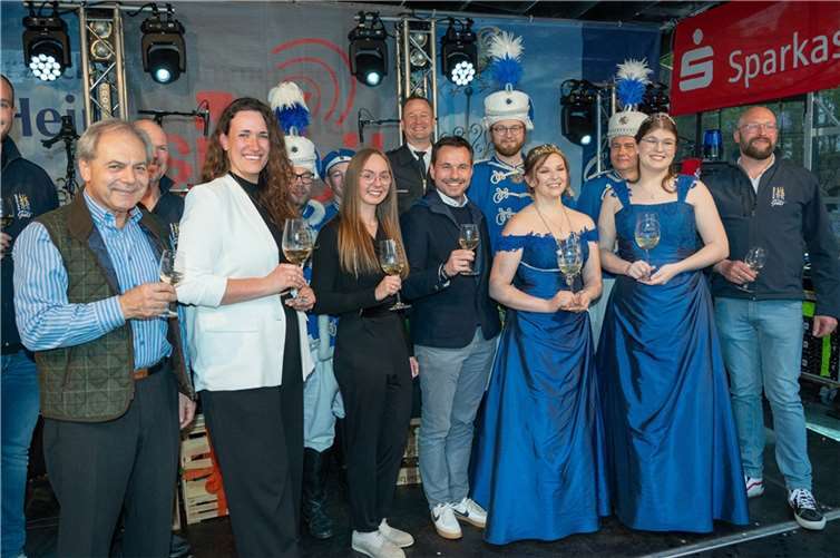 V.li. Ortsvorsteher Hans-Peter Ackermann, ehem. Tolitäten Antonia und Jasmin, OB David Langner, neue Tolitäten Josephine und Julia sowie Christoph Müller - Erster Vorsitzender der Heimatfreunde Güls.  Fotos: SCH