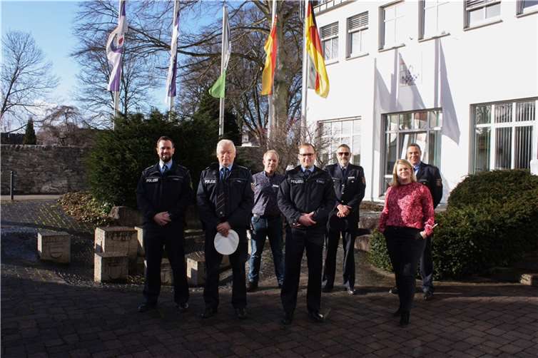V.li. POK Scheid, PHK Stahl, Herr Goldhausen, POK Schall, EPHK Velten, Bürgermeisterin Marzi und PHK Breitzke. Quelle: Polizeiinspektion Montabaur