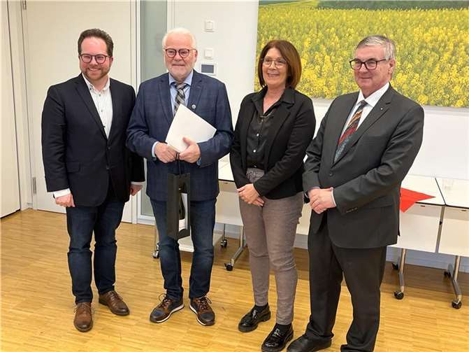 V.li. Pascal Badziong, René Henric, Sabine Meurer und Dr. Alexander Saftig.  Quelle: Gemeinde Oberfell
