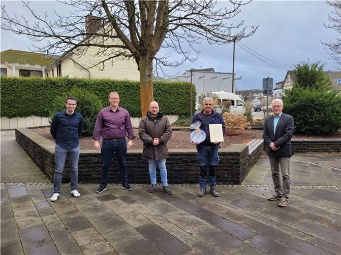 V.li. Pascal Hachenberg, Büroleiter Rasbach, Heiko Weller Sabit Merovci und Bürgermeister Mendel.Foto: privat