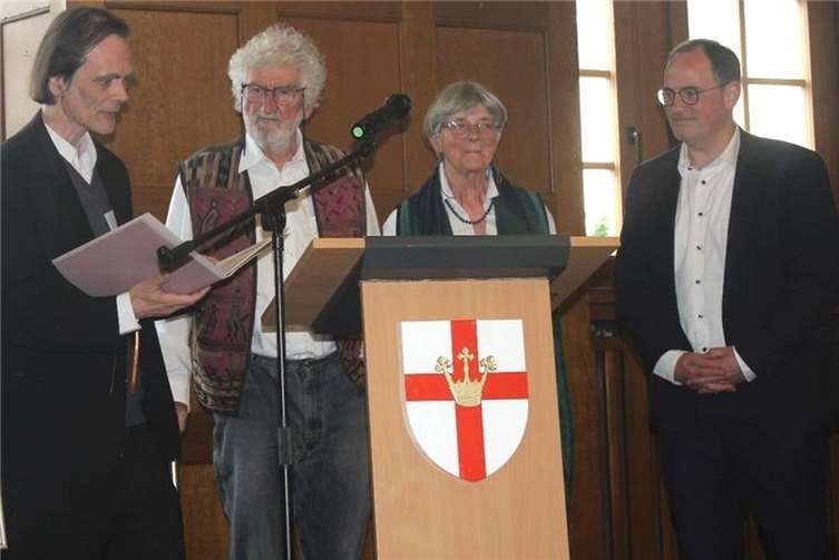 V.li. Pater Prof. Dr. Alban Rüttenauer SAC (Vorsitzender der CJG), Gernot Jonas (Preisträger 2025) mit seiner Gattin Doris Jonas sowie Ingo Schneider (Dezernent für Bildung und Kultur der Stadt Koblenz). Foto: Christoph Simonis