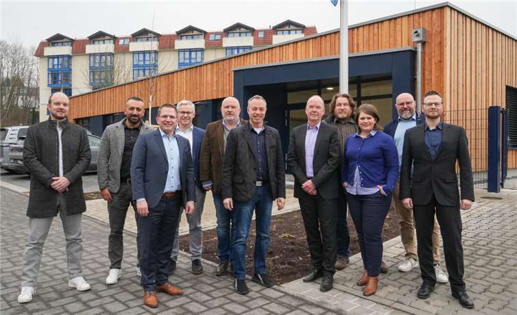 V.li. Patrick Weyer - Werkleiter VGW Ransbach-Baumbach, Kürsad Avsar - erster Werkleiter VGW Ransbach-Baumbach, Lars Hörnig - Geschäftsführer Vereinige Wasserwerke Mittelrhein GmbH, Andreas Klute - Werkleiter VGW Montabaur, Alexander Häuser - Werkleiter VGW Höhr-Grenzhause, Michael Merz - Bürgermeister VG Ransbach-Baumbach, Thilo Becker - Bürgermeister VG Höhr-Grenzhausen, Wolfgang Kochhan - Bereichsleiter Wasserwirtschaft Vereinigte Wasserwerke Mittelrhein GmbH, Alexandra Marzi - Bürgermeisterin VG Wirges, Michael Endlein - Technischer Werkleiter VGW Wirges, Daniel Zipperling - Stellvertretender Werkleiter VGW Höhr-Grenzhausen. Fotos: VG Höhr-Grenzhausen