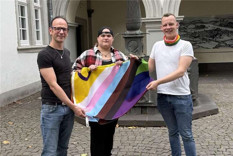 Neue Progress-Pride-Flagge für Koblenz V.li. Patrick Zwiernik, Patricia Pederzani und Oliver Antphöler-Zwiernik. Foto: Oliver Antpöhler-Zwiernik