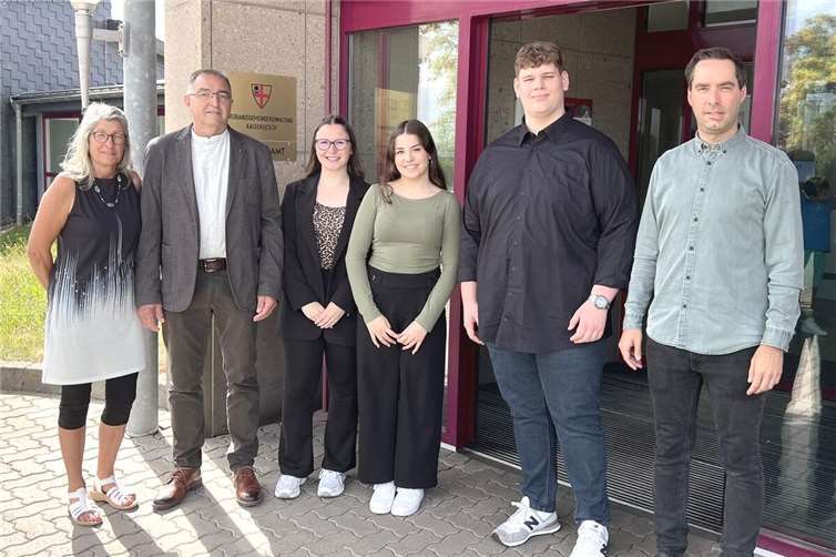 V.li. Personalratsvorsitzende Petra Gotto, Beigeordneter Thomas Welter, Jana Castert, Johanna Lohmann, Sven Mainzer, Büroleiter Mark Klasen. Foto: VGV Kaisersesch/Martina Vogel
