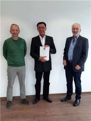 V.li. Personalratsvorsitzender Arno Schubach, Jubilar Rolf Görres und Bürgermeister Bruno Seibeld.Quelle: VG Rhein-Mosel