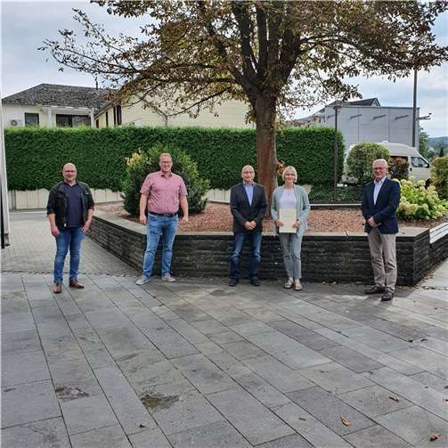 V.li. Personalratsvorsitzender Heiko Weller, Büroleiter Philipp Rasbach, Volker und Silvia Müller, Bürgermeister Volker Mendel.Quelle: Verbandsgemeinde Puderbach