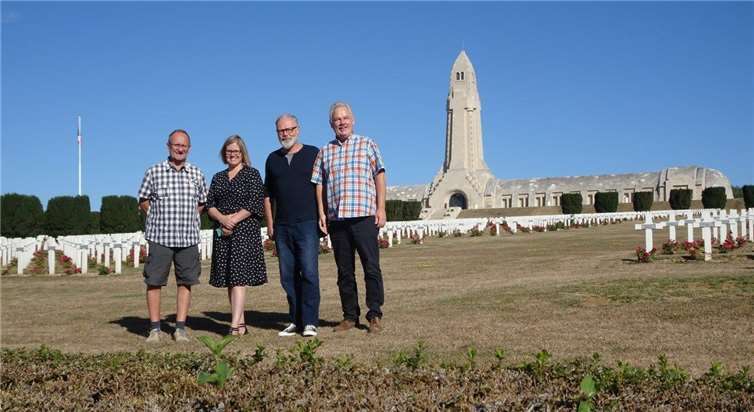 V.li. Peter Baus, Stephanie Ewald, Thomas Spitz und Bürgermeister Stefan Raetz vor dem weltberühmten Beinhaus.Quelle: Partnerschaft des Friedens