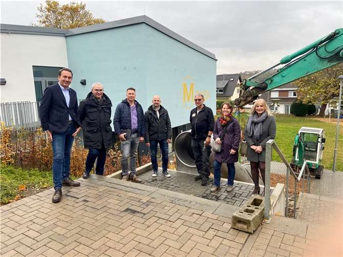 V.li. Peter Degen (Schulleiter), Hubert Kroh (Amtsleiter ZGM), Jürgen Karbach (Amtsleiter Kultur- und Schulverwaltungsamt), Josef Heinen (Abteilungsleiter ZGM), Helmut Pesch (Hausmeister), Claudia Jackmuth (Projektleiterin ZGM) und PD Dr. Margit Theis-Scholz (Dezernentin für Bildung und Kultur).Foto: Stadtverwaltung Koblenz