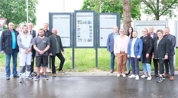 V.li. Peter Fippel -Praxis KINEO-Physio-, Dennis Reiter -Malermeister Reiter-, Jens Ernesti -Trauer ist Liebe-, Tobias Berchem -Berchem Kälte Klima-, Guido Lanzerath -Lanzerath GmbH-, Wirtschaftsförderer Martin Koenen, Andreas König -TREND MEDIA CITY LINE-, Bürgermeisterin Petra Kalkbrenner, Sarah Kohl -TREND MEDIA CITY LINE-, Mert Oruc -TREND MEDIA CITY LINE-, Iris Rang -Hausverwaltung & Immobilien Iris Rang-, Marcus Mathé -Libento Seniorenresidenz Heimerzheim-, Andrea Willigerod -Libento Seniorenresidenz Heimerzheim-, Marcel Zielinski -Libento Seniorenresidenz Heimerzheim- Quelle: Gemeinde Swisttal