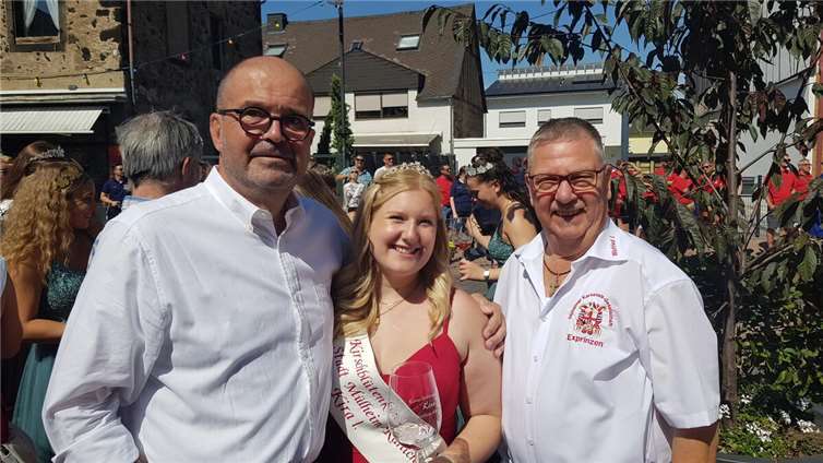 V.li. Peter Moskopp (MdL und Wahlkreisabgeordneter), Kira I. (Kirschblütenkönigin) und Winfried F. Erbar (Ehrenamtlicher Erster Beigeordneter der VG Weißenthurm). Foto: privat