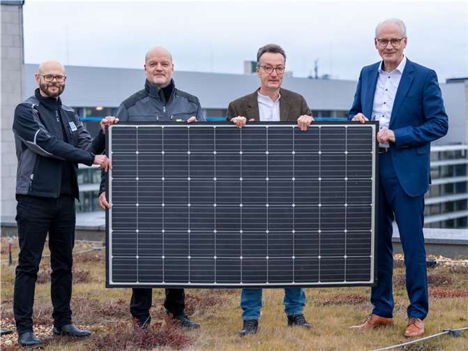 V.li. Peter Pissulla (LBB - CCEM), Ralf Schrauder (Geschäftsführer der E1 Energiemanagement GmbH), Prof. Dr. Matthias Kohl (Nachhaltigkeitsbeauftragter der Hochschule Koblenz) und Prof. Dr. Karl Stoffel (Hochschulpräsident).  Foto: Martin Lisek/Hochschule Koblenz