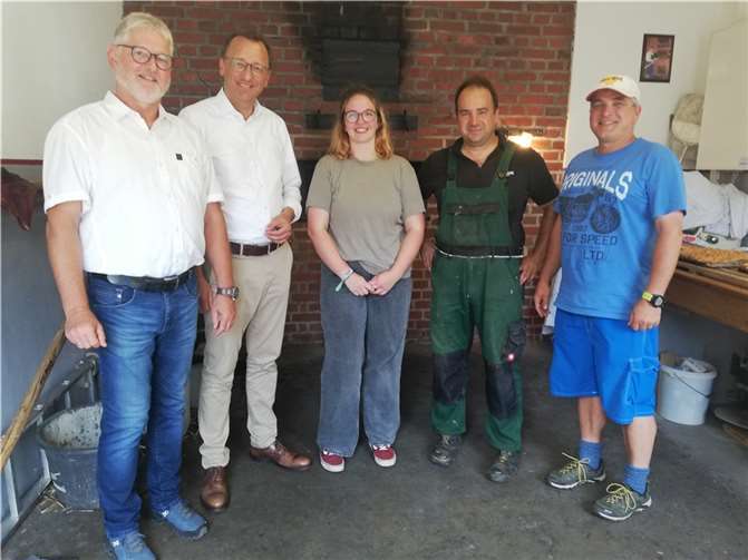 V.li. Peter Scheidweiler (Vors. CDU OV Macken), MdB Josef Oster, Sophie Schmitt (Vors. Frauenverein), Jens Nikolai („Herr des Backes“) und Alexander Kneip. Quelle: CDU OV Macken
