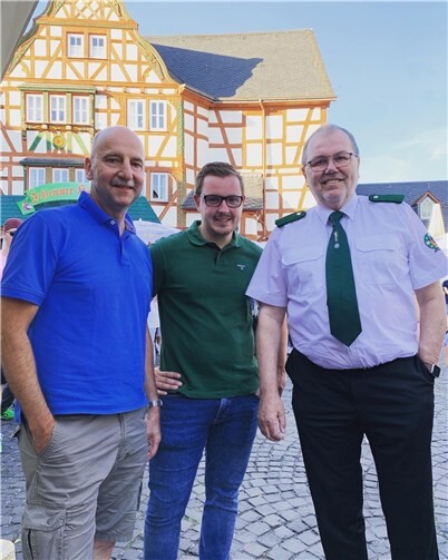 V.li. Peter Stäblein, Bürgermeisterkandidat Dominik Pretz und Wolfgang Heitmann beim Vallendarer Schützenfest. Foto: privat