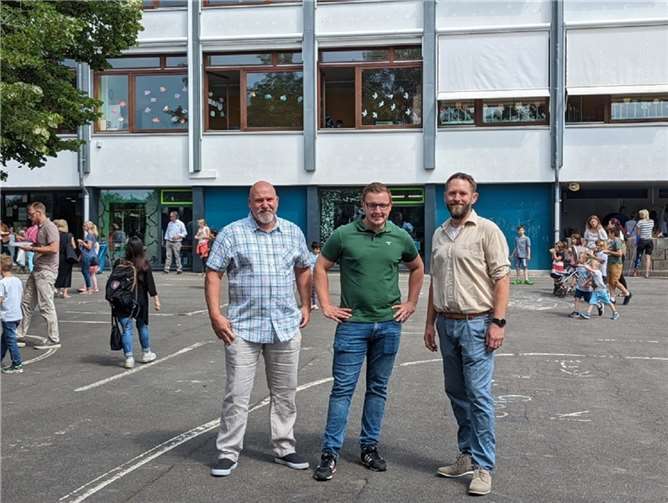 V.li. Peter Wahlers, Bürgermeisterkandidat Dominik Pretz und Robert Steinebach beim Schulfest an der Karl d’Ester Grundschule. Foto: privat