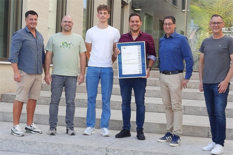 V.li. Peter Weber (Sachgebietsleiter Bautechnik), Sebastian Berhard (Sachgebietsleiter Abwassertechnik), Leon Engel, Simon Hamacher, Bürgermeister Jürgen Hoffmann, Martin Steinmetz (Werkleiter)